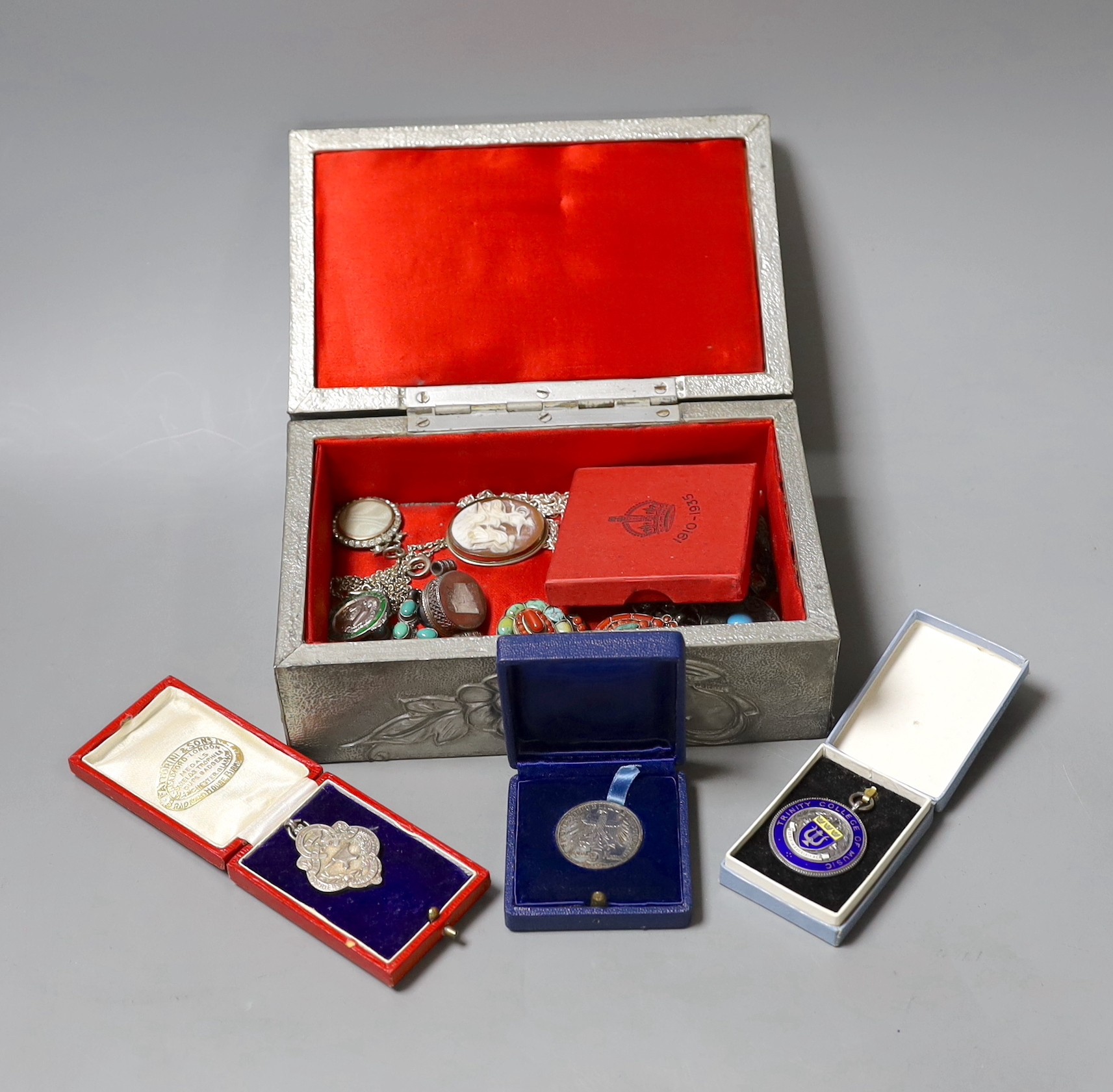 Cased silver medallions and other jewellery including paste and white metal.